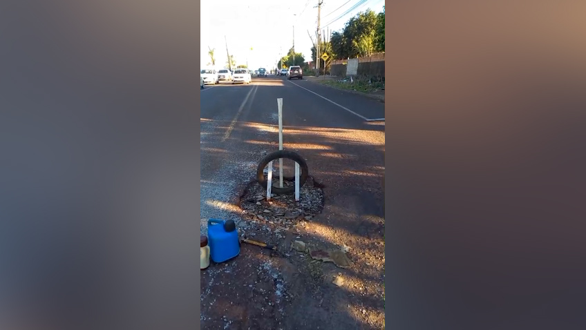 Moradores sinalizam buraco na Av. das Pombas e cobram melhorias Imagem referente a Moradores sinalizam buraco na Av. das Pombas e cobram melhorias