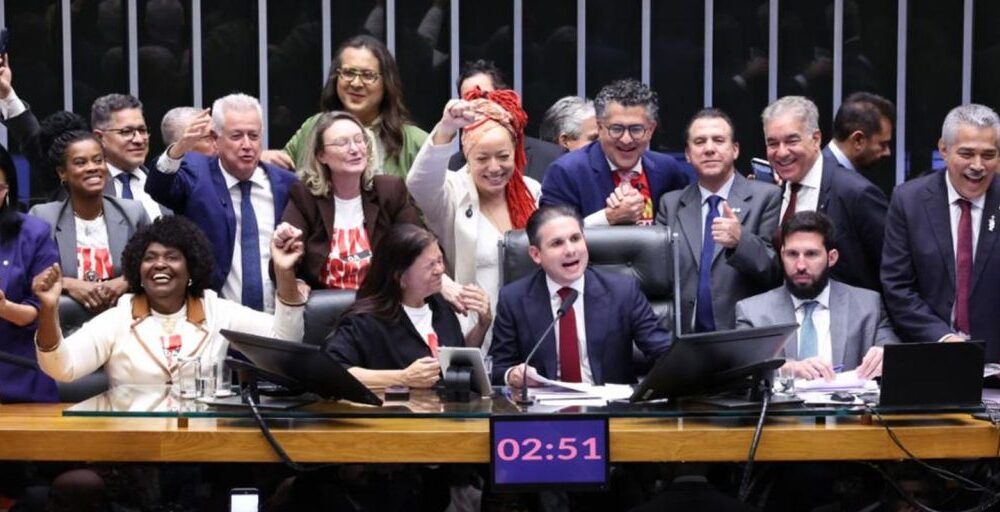 Câmara aprova, em dois turnos, PEC pelo fim da escala 6×1 Imagem referente a Câmara aprova, em dois turnos, PEC pelo fim da escala 6×1