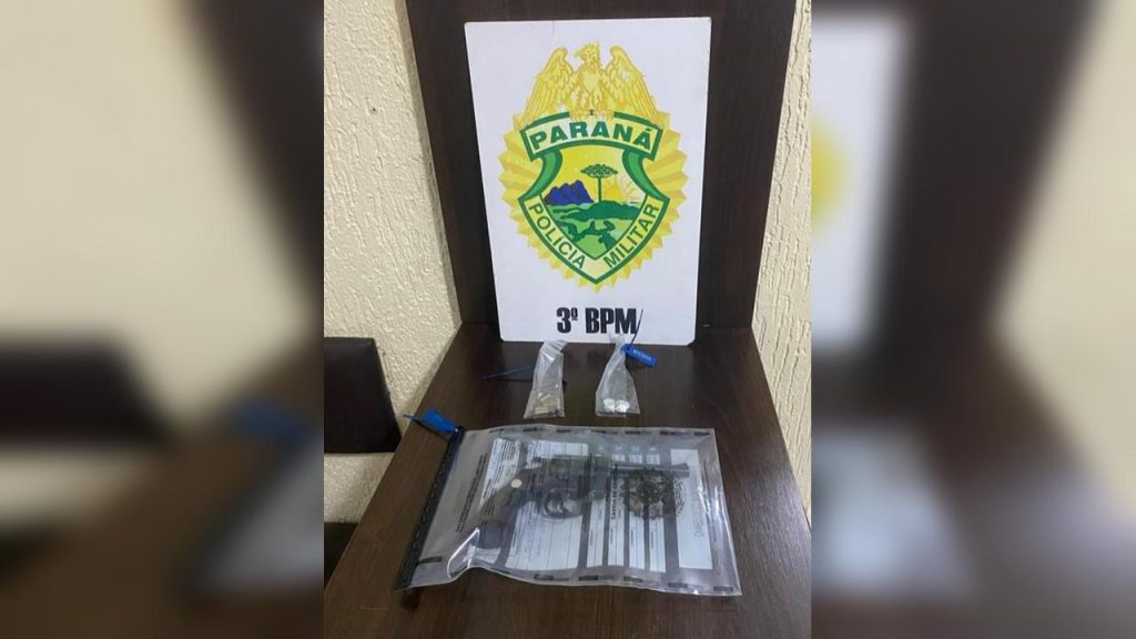 Cão farejador ajuda PM a localizar revólver escondido em carro durante abordagem Imagem referente a Cão farejador ajuda PM a localizar revólver escondido em carro durante abordagem