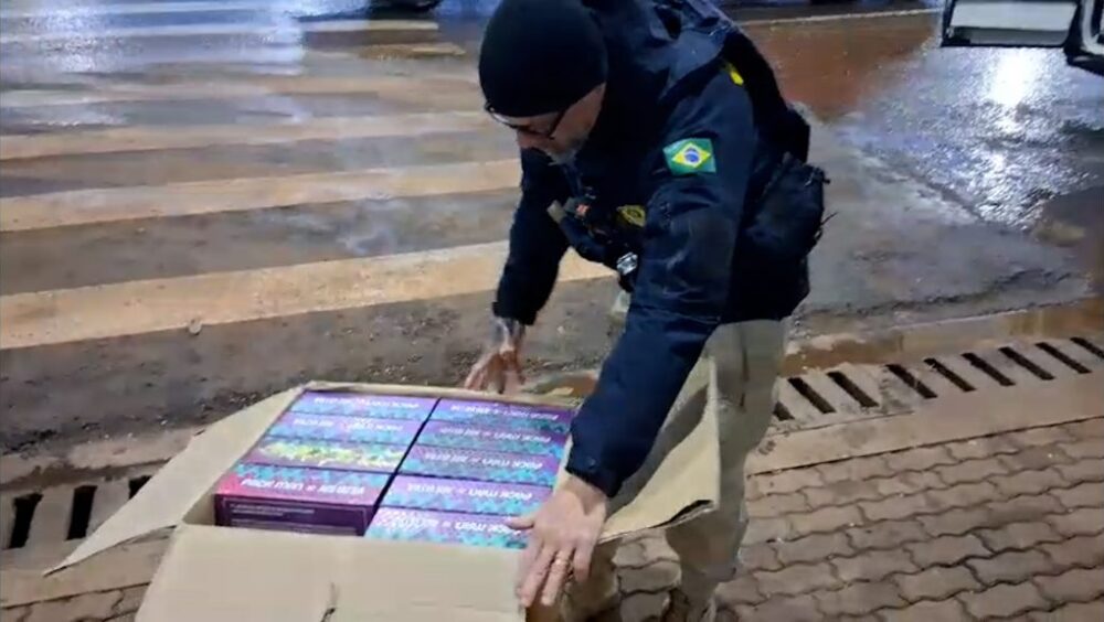 PRF apreende cerca de mil cigarros eletrônicos com óleo de cannabis na BR-277 em Cascavel Imagem referente a PRF apreende cerca de mil cigarros eletrônicos com óleo de cannabis na BR-277 em Cascavel