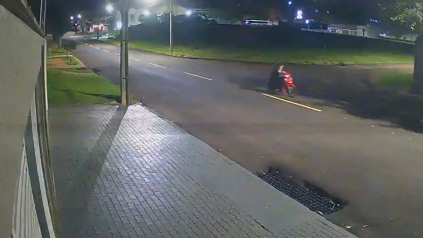 Homem é flagrado por câmeras empurrando motocicleta furtada em Cascavel Imagem referente a Homem é flagrado por câmeras empurrando motocicleta furtada em Cascavel