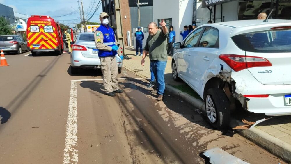 Nissan Sentra ‘desgovernado’ atinge carros na Avenida Carlos Gomes Imagem referente a Nissan Sentra ‘desgovernado’ atinge carros na Avenida Carlos Gomes