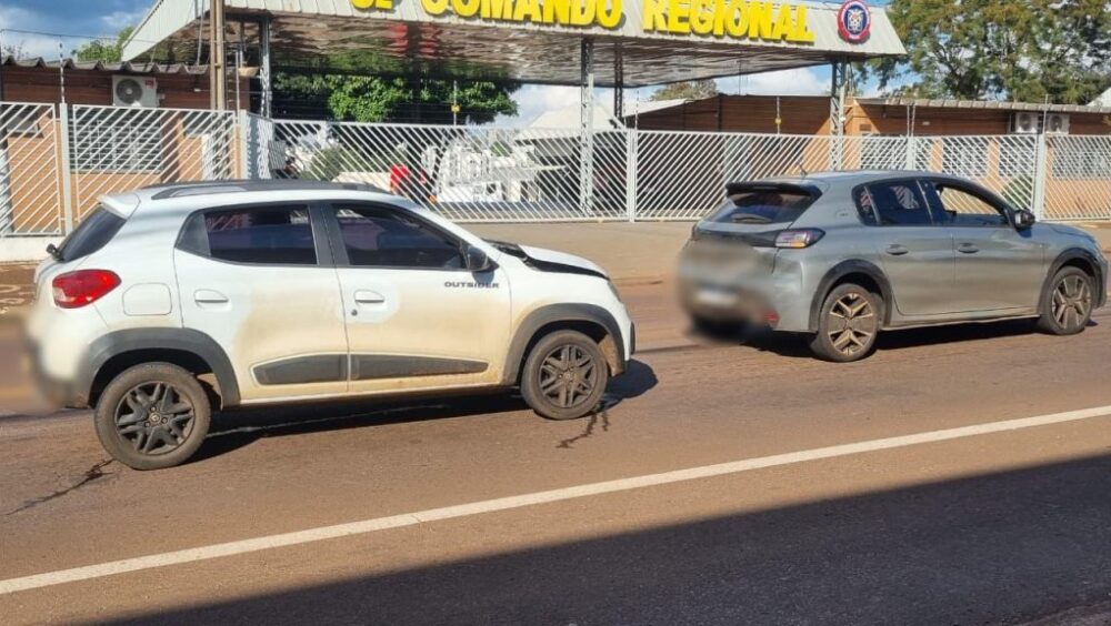 Kwid e Peugeot 208 se envolvem em acidente na Rua Jorge Lacerda Imagem referente a Kwid e Peugeot 208 se envolvem em acidente na Rua Jorge Lacerda