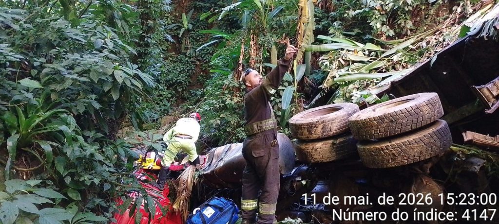 PRF dá detalhes sobre resgate de vítima que morreu após caminhão despencar de penhasco na BR-277 Imagem referente a PRF dá detalhes sobre resgate de vítima que morreu após caminhão despencar de penhasco na BR-277
