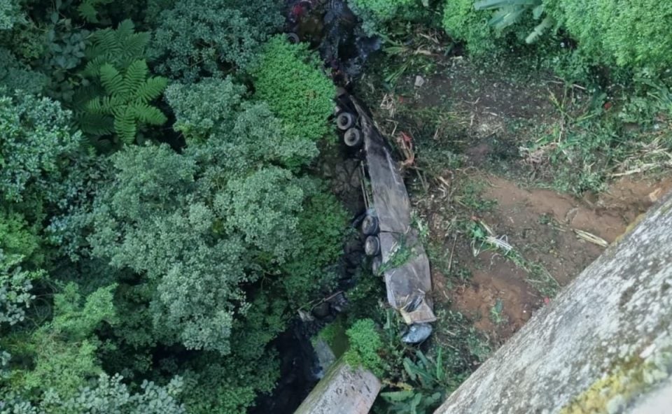 BR-277 segue interditada após caminhão despencar de viaduto na Serra do Mar; resgate é complexo Imagem referente a BR-277 segue interditada após caminhão despencar de viaduto na Serra do Mar; resgate é complexo