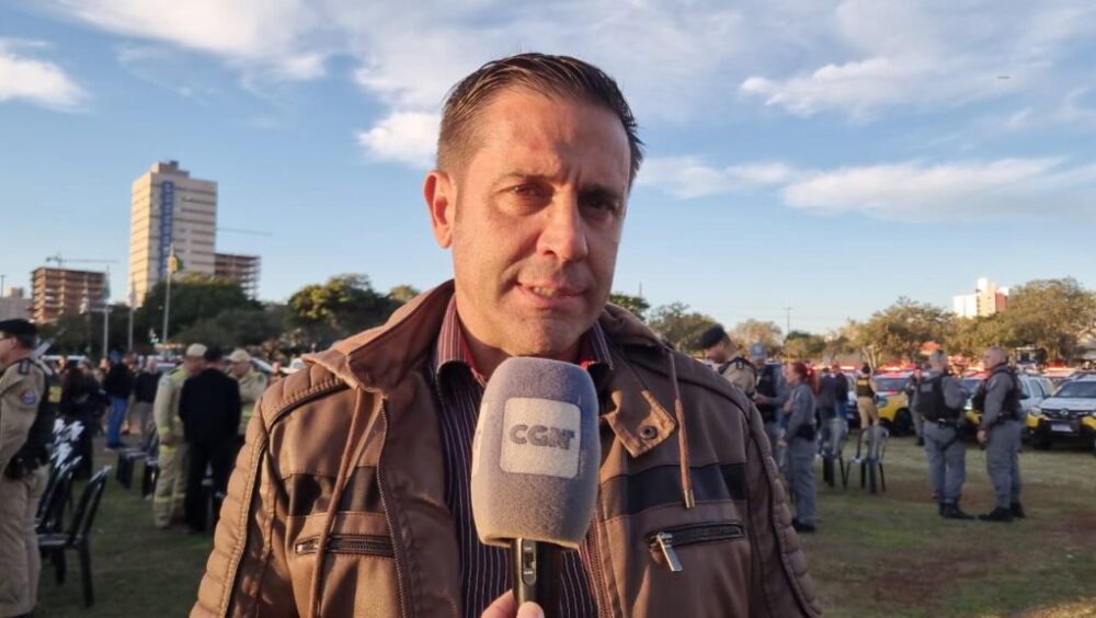 Após entrega de fuzis, secretário de segurança pública relata “condições de enfrentar de frente o crime organizado” Imagem referente a Após entrega de fuzis, secretário de segurança pública relata “condições de enfrentar de frente o crime organizado”