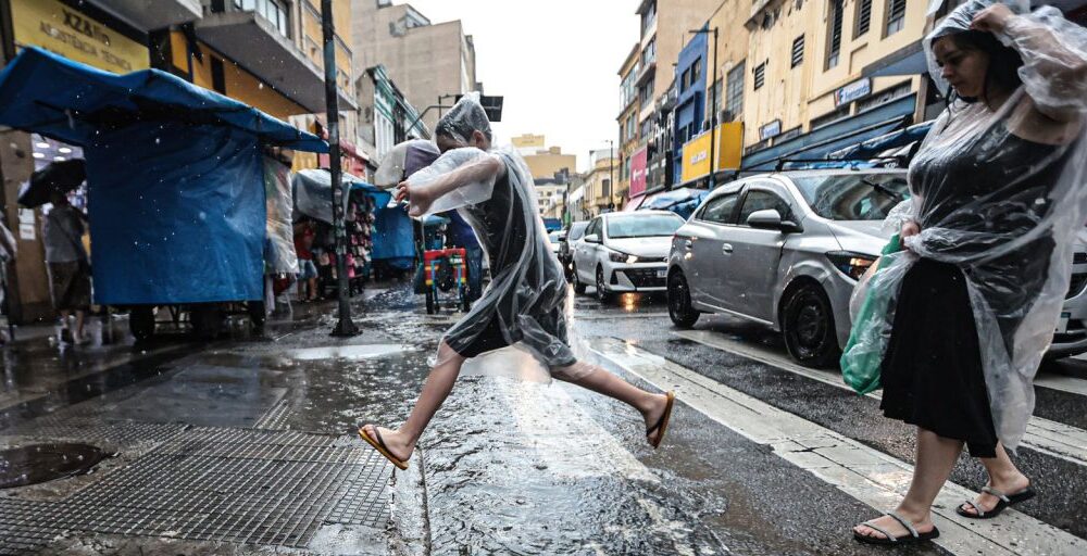Chuva deve atingir todas as regiões no fim de semana, prevê Inmet Imagem referente a Chuva deve atingir todas as regiões no fim de semana, prevê Inmet