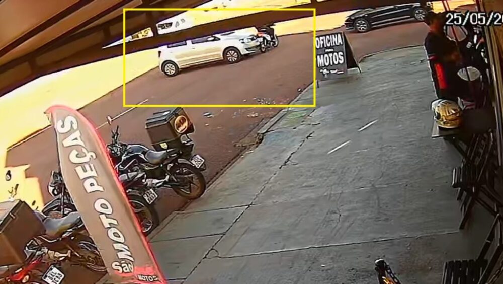 Câmera flagra colisão entre carro e moto na Avenida Brasil Imagem referente a Câmera flagra colisão entre carro e moto na Avenida Brasil