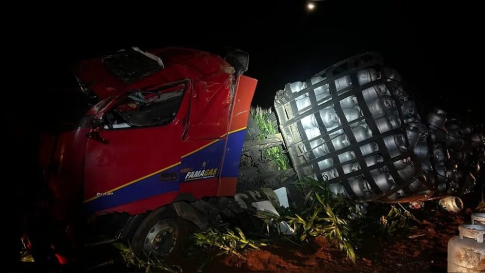 Caminhão carregado com botijões de gás tomba na PR-445 e motorista fica ferido Imagem referente a Caminhão carregado com botijões de gás tomba na PR-445 e motorista fica ferido