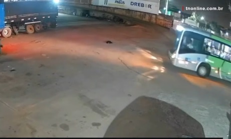 Cachorro morre atropelado por ônibus enquanto dormia em pátio de borracharia Imagem referente a Cachorro morre atropelado por ônibus enquanto dormia em pátio de borracharia