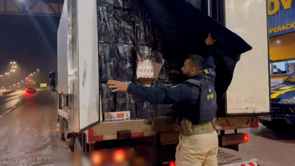 PRF intercepta grande carga de cigarros contrabandeados na BR-369 em Cascavel Imagem referente a PRF intercepta grande carga de cigarros contrabandeados na BR-369 em Cascavel