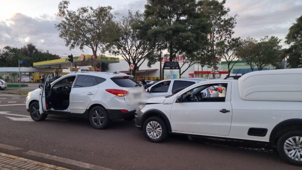 Acidente de trânsito complica o trânsito na Rua Cuiabá Imagem referente a Acidente de trânsito complica o trânsito na Rua Cuiabá