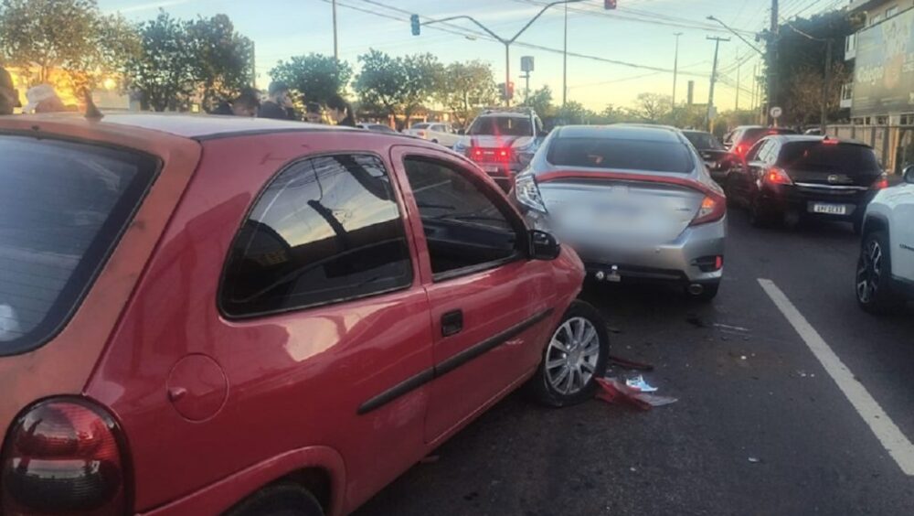 Engavetamento entre três carros congestiona trânsito na Avenida Assunção Imagem referente a Engavetamento entre três carros congestiona trânsito na Avenida Assunção
