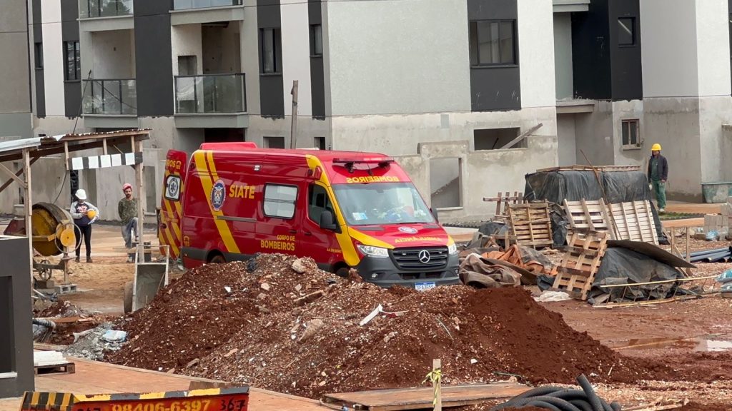 Trabalhador é socorrido após sofrer lesão física em obra Imagem referente a Trabalhador é socorrido após sofrer lesão física em obra