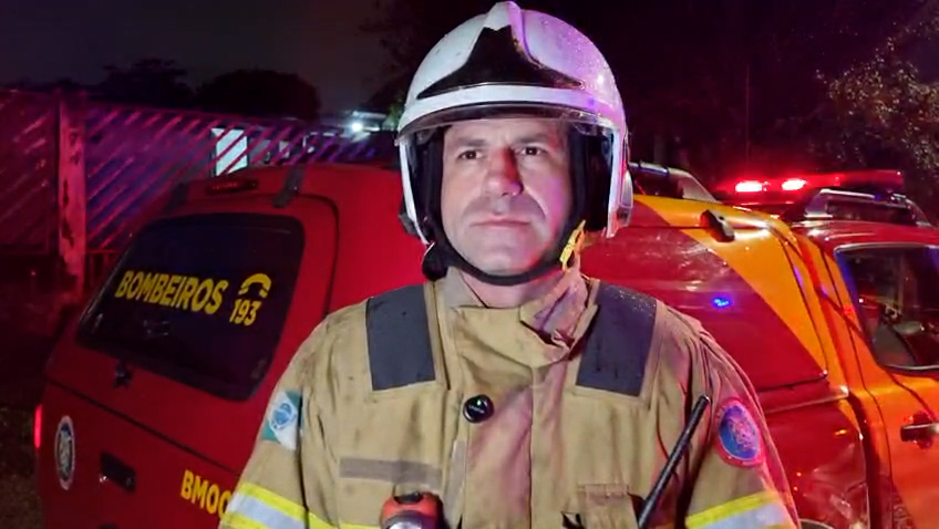 “Incêndio foi controlado em cerca de cinco minutos”, diz tenente dos Bombeiros após fogo destruir casa no Neva Imagem referente a “Incêndio foi controlado em cerca de cinco minutos”, diz tenente dos Bombeiros após fogo destruir casa no Neva