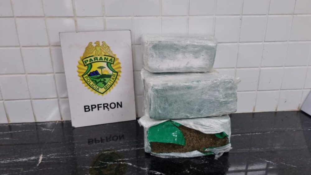 Jovem de 18 anos é preso com 15 kg de maconha em ônibus na BR-277 Imagem referente a Jovem de 18 anos é preso com 15 kg de maconha em ônibus na BR-277