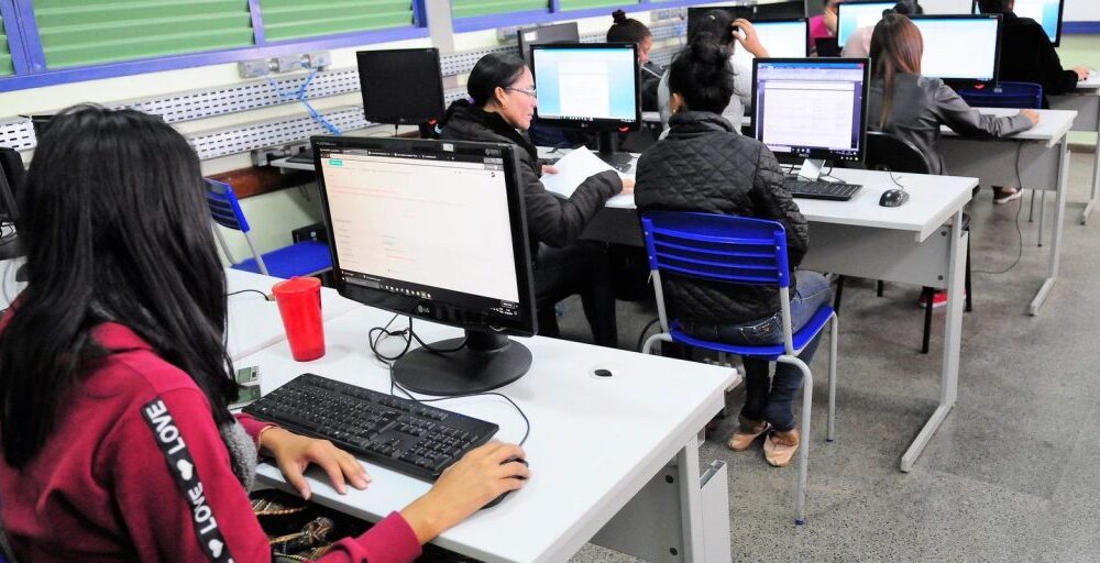 Brasil supera 100 mil escolas públicas com internet gratuita Imagem referente a Brasil supera 100 mil escolas públicas com internet gratuita