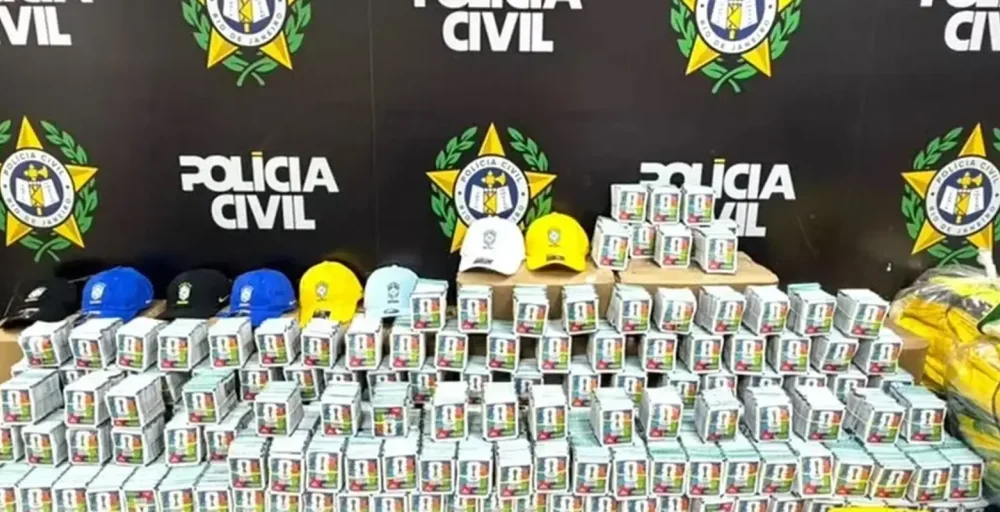 RJ: Polícia apreende mais de 200 mil figurinhas falsificadas da Copa Imagem referente a RJ: Polícia apreende mais de 200 mil figurinhas falsificadas da Copa