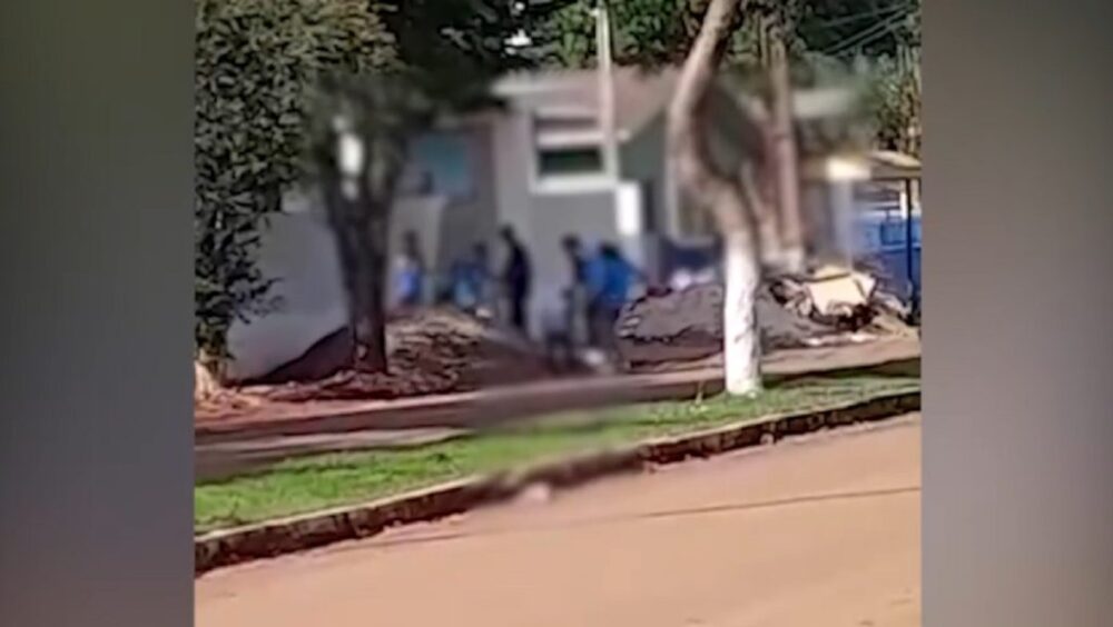 Prefeitura diz que crianças carregaram pedras em atividade pedagógica ‘horta escolar’ Imagem referente a Prefeitura diz que crianças carregaram pedras em atividade pedagógica ‘horta escolar’