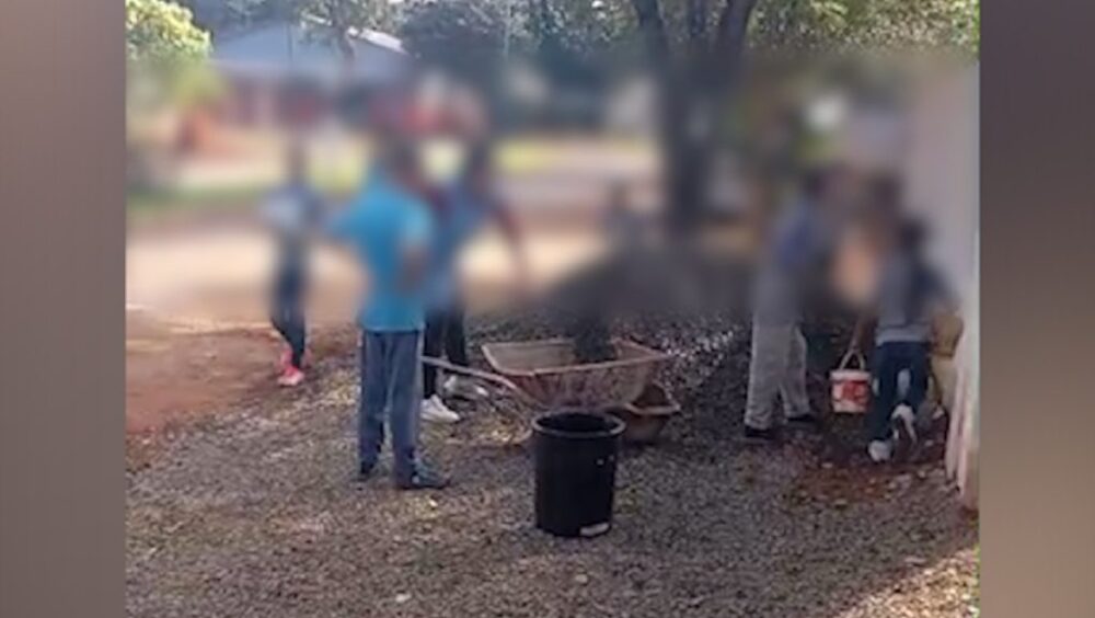 Alunos da rede municipal são filmados carregando pedra brita para suposta obra dentro de escola Imagem referente a Alunos da rede municipal são filmados carregando pedra brita para suposta obra dentro de escola
