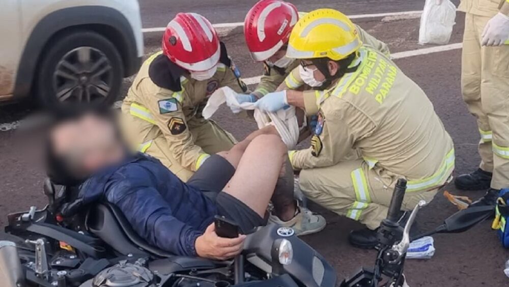 AGORA: motociclista sofre violenta queda no acesso à BR-467 Imagem referente a AGORA: motociclista sofre violenta queda no acesso à BR-467