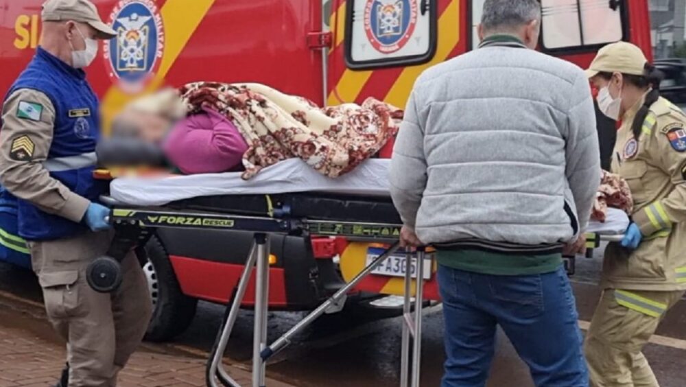 Idosa de 91 anos escorrega na cozinha e vai parar no hospital com suspeita de fratura Imagem referente a Idosa de 91 anos escorrega na cozinha e vai parar no hospital com suspeita de fratura