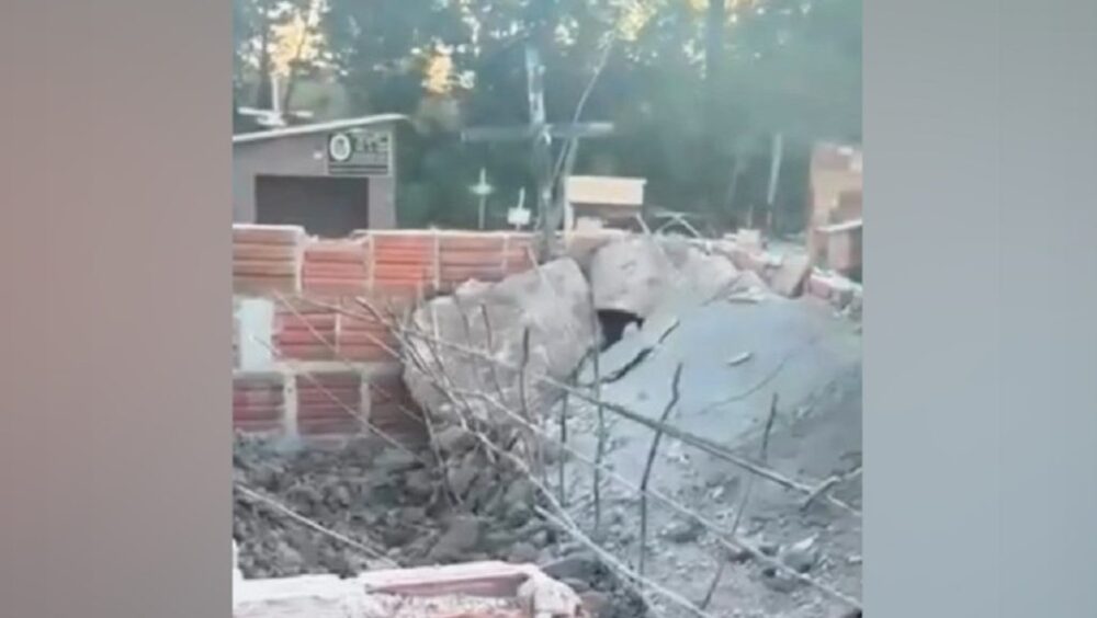 Homem morre esmagado pelo túmulo do próprio pai enquanto reformava o jazigo Imagem referente a Homem morre esmagado pelo túmulo do próprio pai enquanto reformava o jazigo