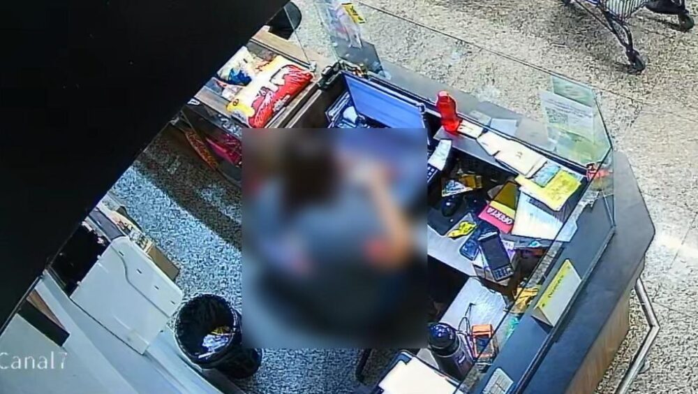 Operadora de caixa é suspeita de desviar mais de R$ 10 mil com vales-compra em supermercado de Cascavel Imagem referente a Operadora de caixa é suspeita de desviar mais de R$ 10 mil com vales-compra em supermercado de Cascavel