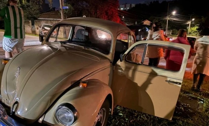 Idoso fica ferido após acidente com fusca Imagem referente a Idoso fica ferido após acidente com fusca
