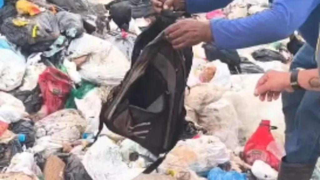 Recém-nascida é encontrada em mochila em lixão e morre após ser socorrida Imagem referente a Recém-nascida é encontrada em mochila em lixão e morre após ser socorrida