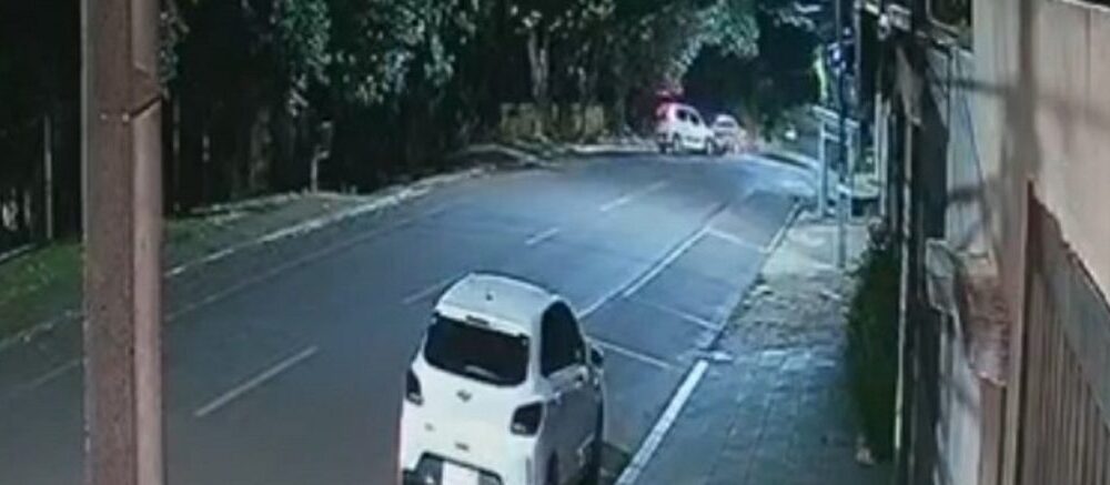 Câmera de segurança registra momento exato da colisão entre Uno e Voyage no Bairro Neva Imagem referente a Câmera de segurança registra momento exato da colisão entre Uno e Voyage no Bairro Neva