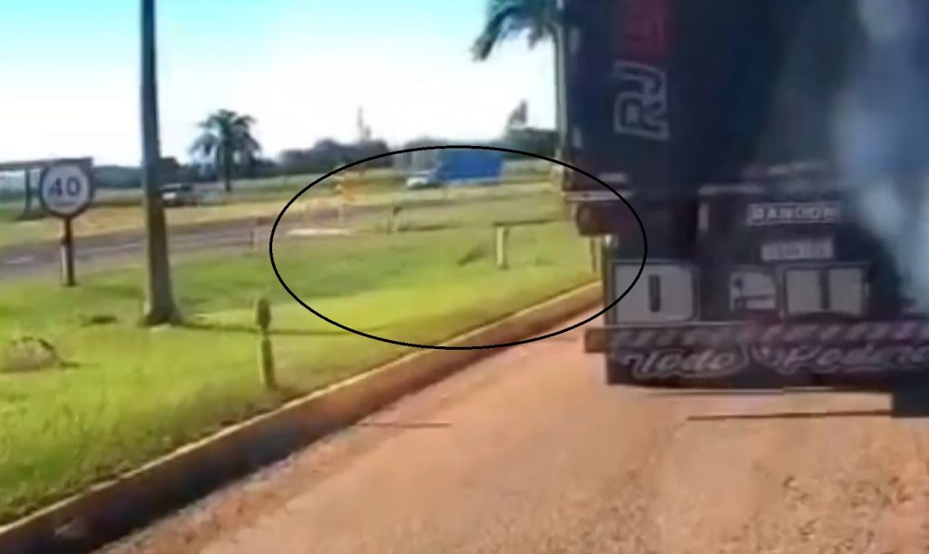 Câmera da PRF flagra caminhoneiro jogando cocaína pela janela durante abordagem em Cascavel Imagem referente a Câmera da PRF flagra caminhoneiro jogando cocaína pela janela durante abordagem em Cascavel