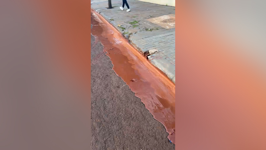 Barro toma conta de rua no Centro de Cascavel e moradores reclamam da situação Imagem referente a Barro toma conta de rua no Centro de Cascavel e moradores reclamam da situação