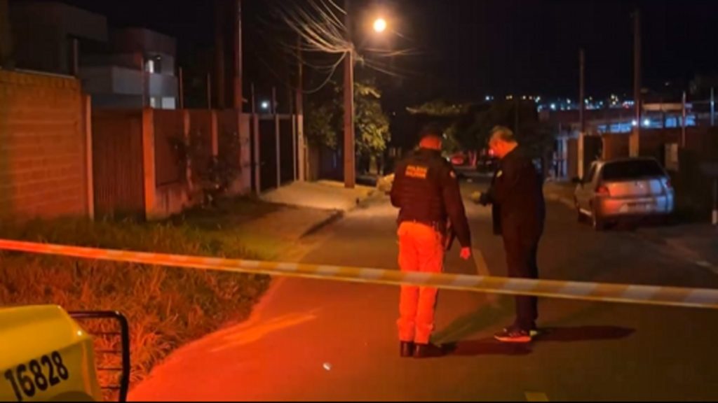 Assaltantes tentam roubar policial em Foz do Iguaçu; um morre e outro foge com moto no Jardim Ipê Imagem referente a Assaltantes tentam roubar policial em Foz do Iguaçu; um morre e outro foge com moto no Jardim Ipê