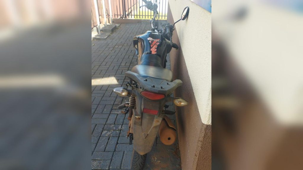 Motociclista é flagrado sem placa e com CNH suspensa no Floresta; moto foi apreendida Imagem referente a Motociclista é flagrado sem placa e com CNH suspensa no Floresta; moto foi apreendida