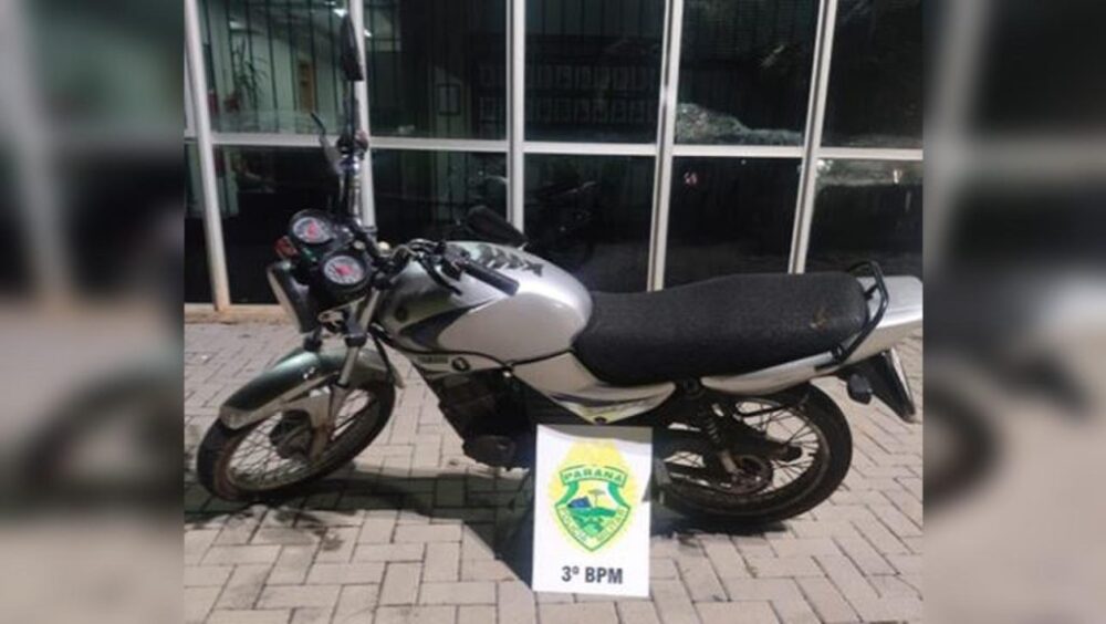 PM recupera motocicleta furtada com diversos danos em Pato Branco Imagem referente a PM recupera motocicleta furtada com diversos danos em Pato Branco
