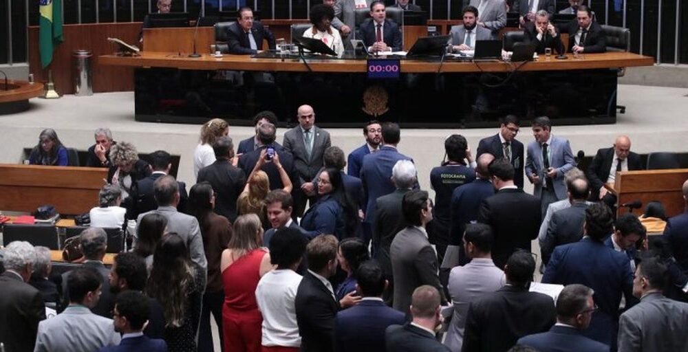 Câmara aprova, em primeiro turno, PEC do fim da escala 6×1 Imagem referente a Câmara aprova, em primeiro turno, PEC do fim da escala 6×1