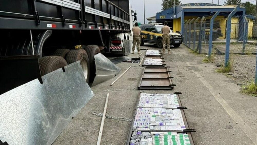 PRF apreende carga de anabolizantes e emagrecedores escondida em carreta na BR-277 Imagem referente a PRF apreende carga de anabolizantes e emagrecedores escondida em carreta na BR-277