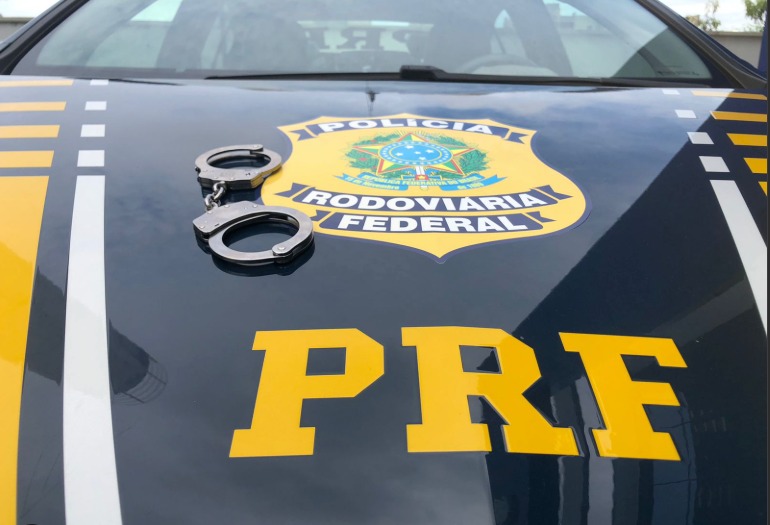 Homem com mandado de prisão é detido pela PRF durante fiscalização na BR-376 Imagem referente a Homem com mandado de prisão é detido pela PRF durante fiscalização na BR-376
