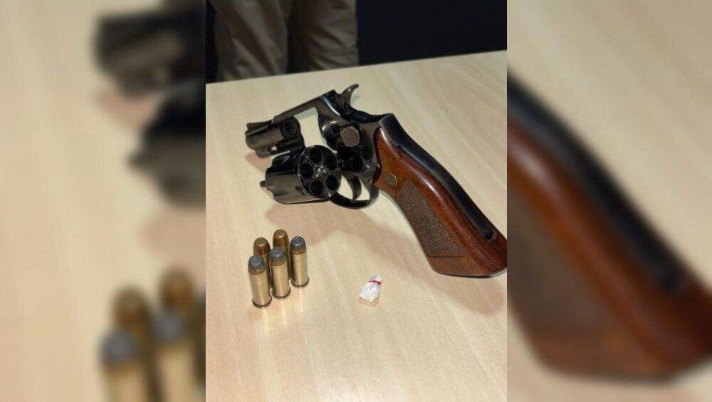 Homem é preso com cocaína e revólver com numeração suprimida em Quedas do Iguaçu Imagem referente a Homem é preso com cocaína e revólver com numeração suprimida em Quedas do Iguaçu