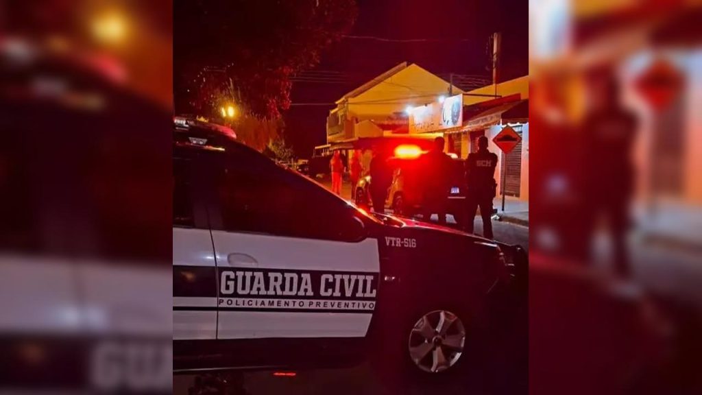 Jovem de 17 anos é chamado para fora de bar e executado a tiros Imagem referente a Jovem de 17 anos é chamado para fora de bar e executado a tiros