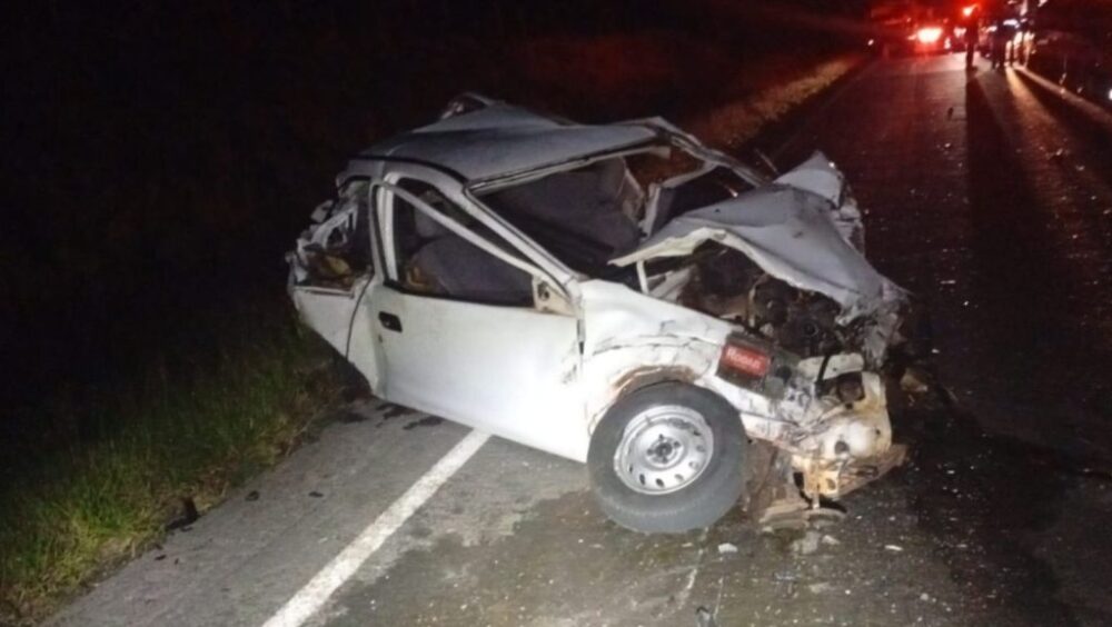 Motorista morre em acidente com carro e três caminhões na PR-090 Imagem referente a Motorista morre em acidente com carro e três caminhões na PR-090