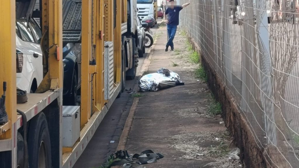 Trabalhador morre após acidente grave durante descarregamento de veículos Imagem referente a Trabalhador morre após acidente grave durante descarregamento de veículos