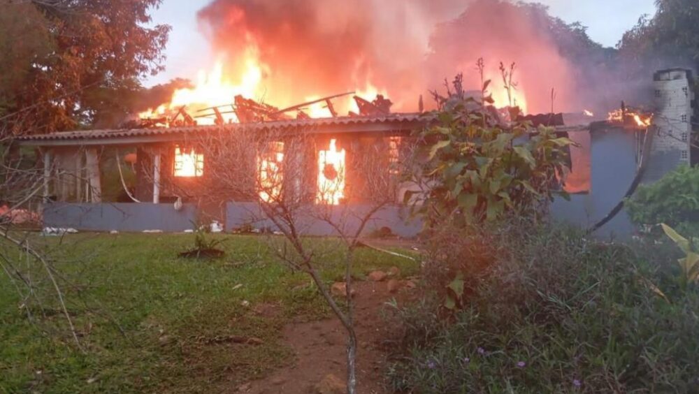 Incêndio destrói casa na zona rural de Missal; família perde tudo, mas ninguém se fere Imagem referente a Incêndio destrói casa na zona rural de Missal; família perde tudo, mas ninguém se fere