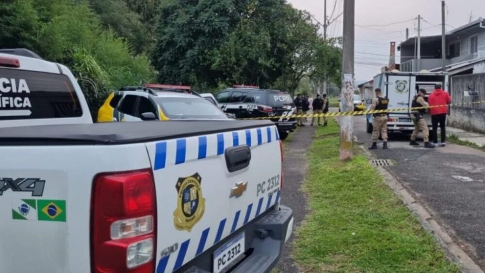 Homem em surto invade casas, esfaqueia irmão de moradora e é morto pela PM Imagem referente a Homem em surto invade casas, esfaqueia irmão de moradora e é morto pela PM