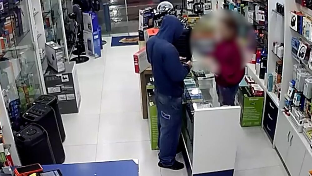 Câmeras registram assalto em loja de celulares no Centro de Cascavel; suspeito foi detido após fuga Imagem referente a Câmeras registram assalto em loja de celulares no Centro de Cascavel; suspeito foi detido após fuga