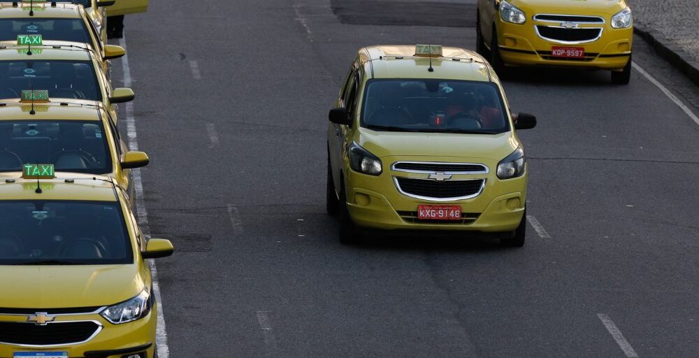 CMN regulamenta nova linha para motoristas de aplicativos e taxistas Imagem referente a CMN regulamenta nova linha para motoristas de aplicativos e taxistas