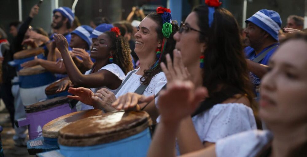 Cortejo de culturas tradicionais reúne três gerações da mesma família Imagem referente a Cortejo de culturas tradicionais reúne três gerações da mesma família