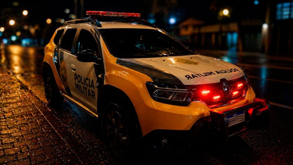 Mulher com mandado de prisão é detida após denúncia de arma e drogas em Cascavel Imagem referente a Mulher com mandado de prisão é detida após denúncia de arma e drogas em Cascavel