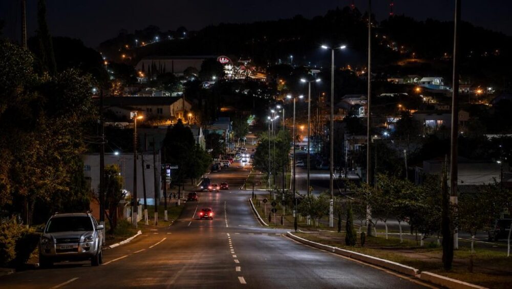 Motorista sem CNH é preso por embriaguez após bater em ônibus e tentar fugir em Vitorino Imagem referente a Motorista sem CNH é preso por embriaguez após bater em ônibus e tentar fugir em Vitorino
